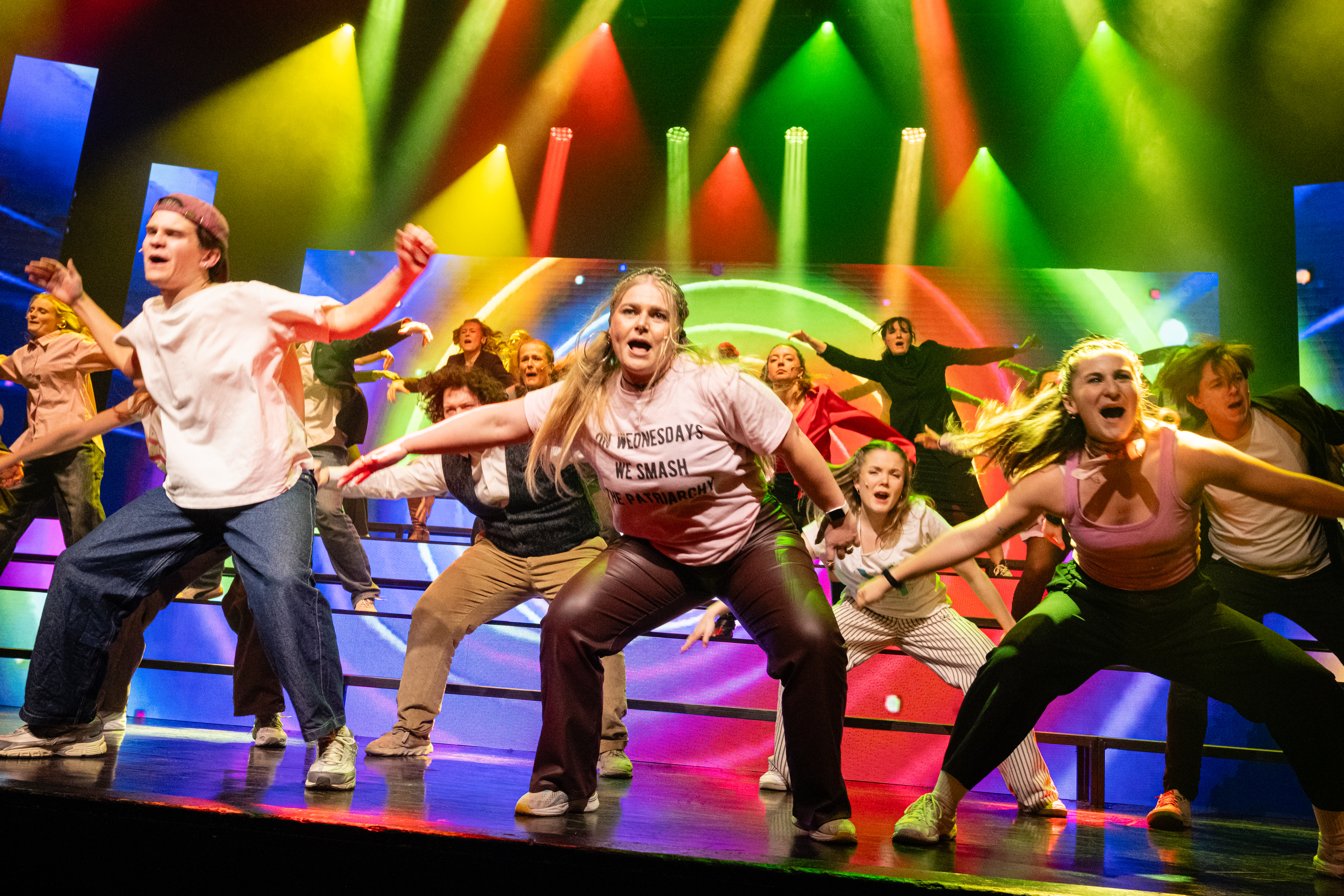 Jeg tror det kaldes kærlighed: The Musical – En forestilling båret af sit ensemble, men tynget af sin fortælling.